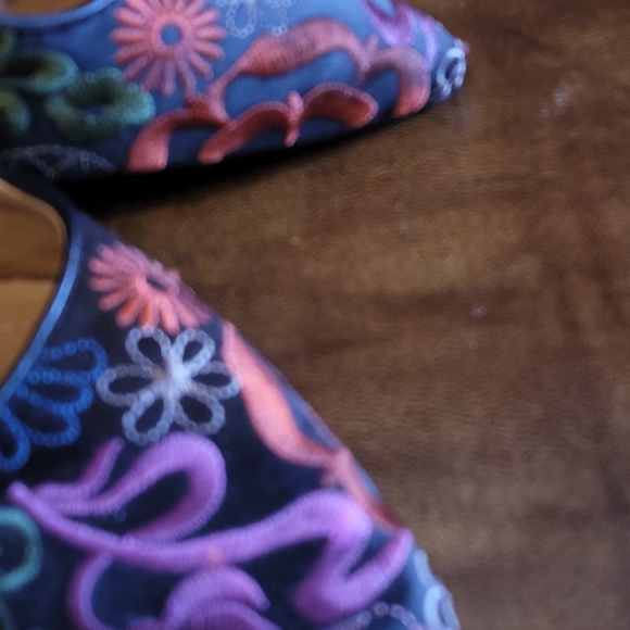 Darling Tahari pointed flats - Picture 2 of 4